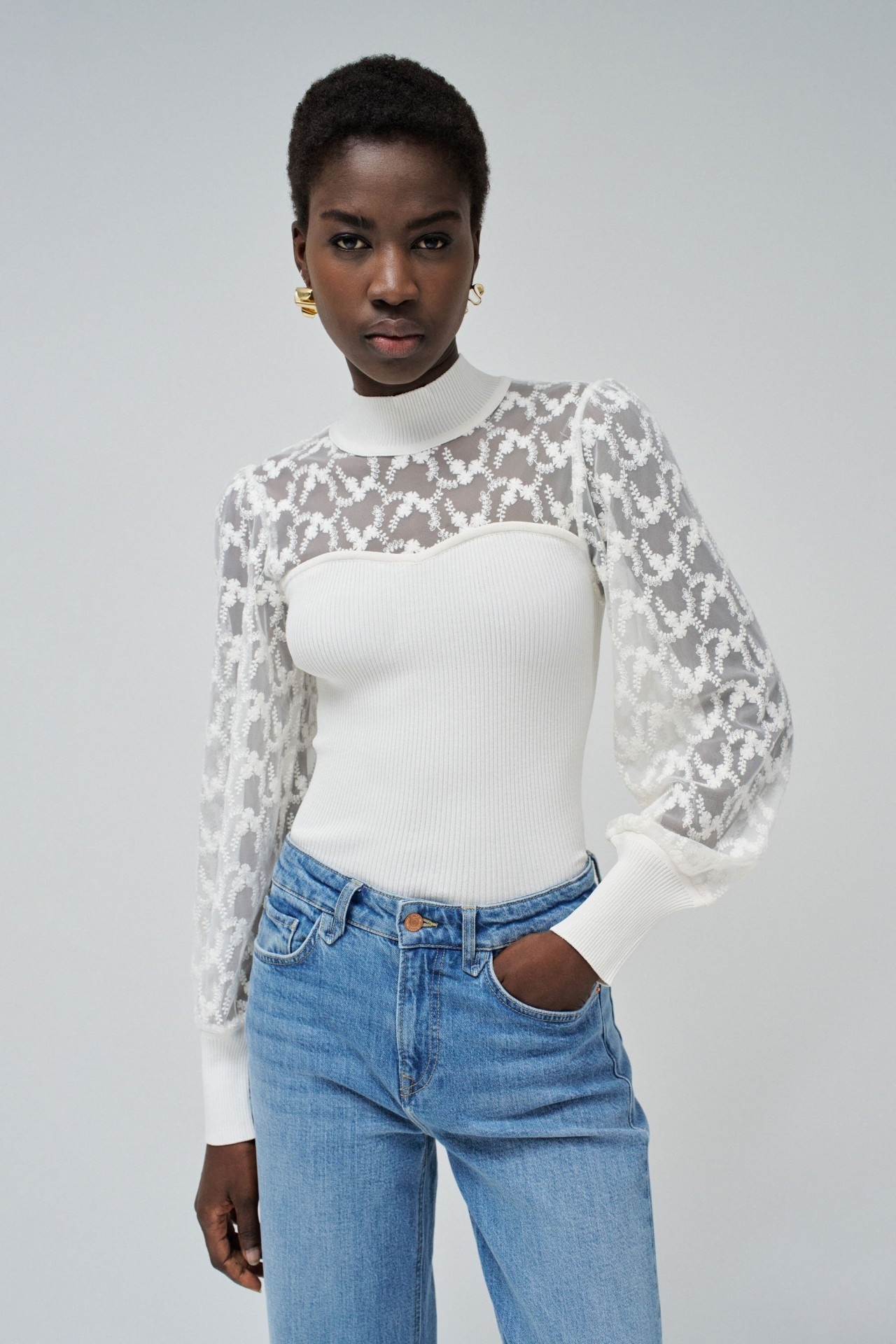 CAMISETA CON CUELLO Y DETALLES DE ENCAJE
