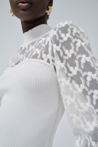 CAMISETA CON CUELLO Y DETALLES DE ENCAJE
