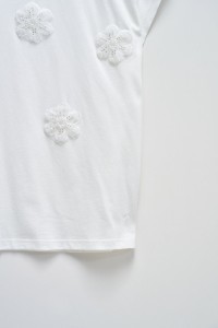 T-SHIRT AVEC DES APPLICATIONS DE FLEURS