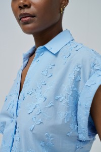 HAUT AVEC BRODERIE FLORALE