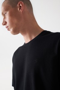 T-SHIRT MIT MARKENAUFDRUCK