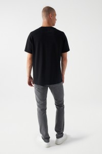 T-SHIRT MIT MARKENAUFDRUCK