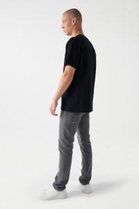 T-SHIRT MIT MARKENAUFDRUCK