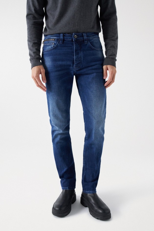 JEANS SLIM COM ZIPPER NO BOLSO