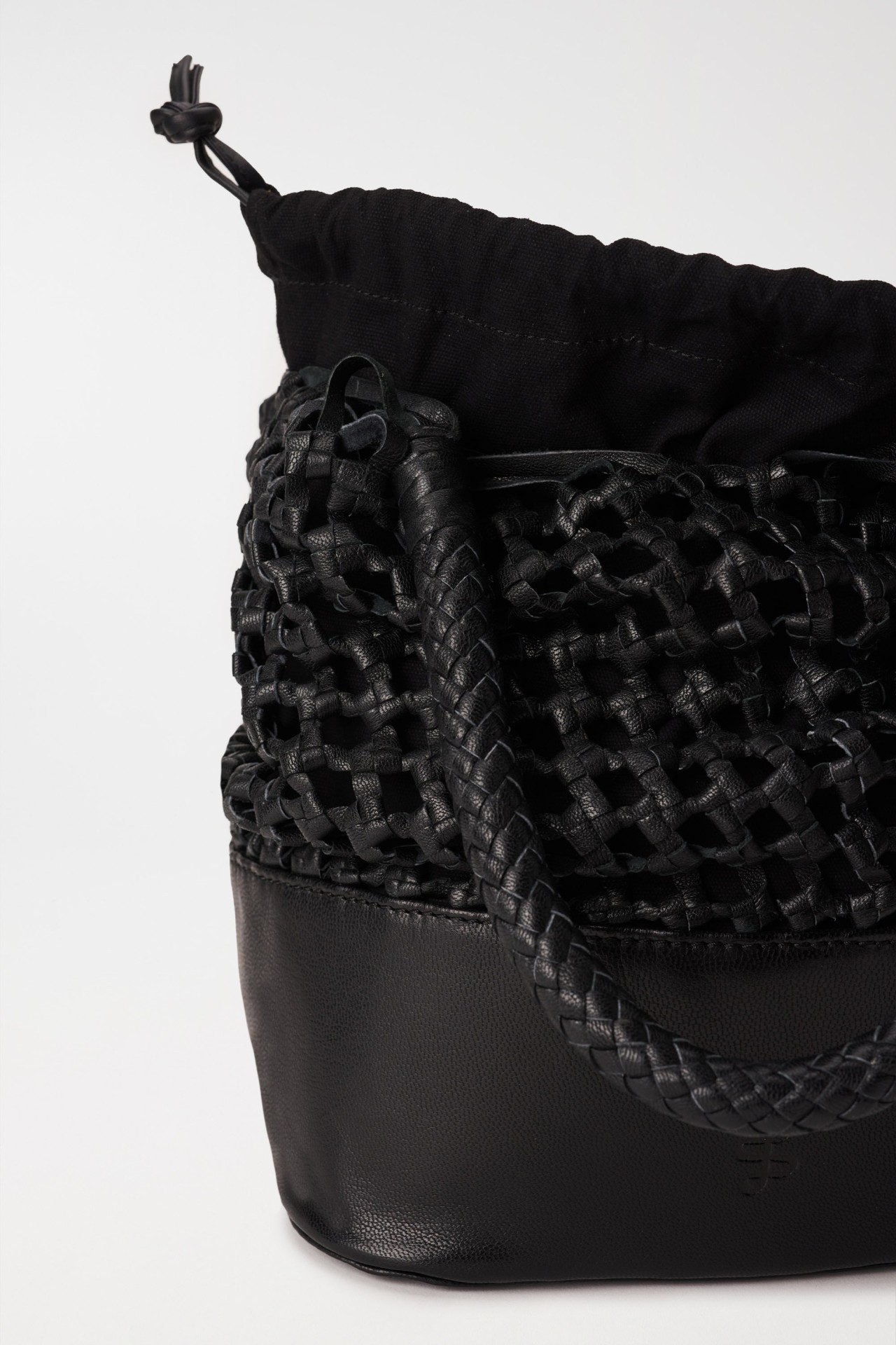 CARTEIRA DE PELE COM EFEITO ENTRANADO