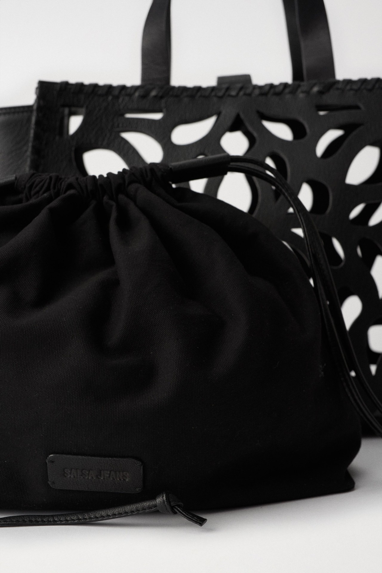 CARTEIRA TOTE PERFURADA EM PELE