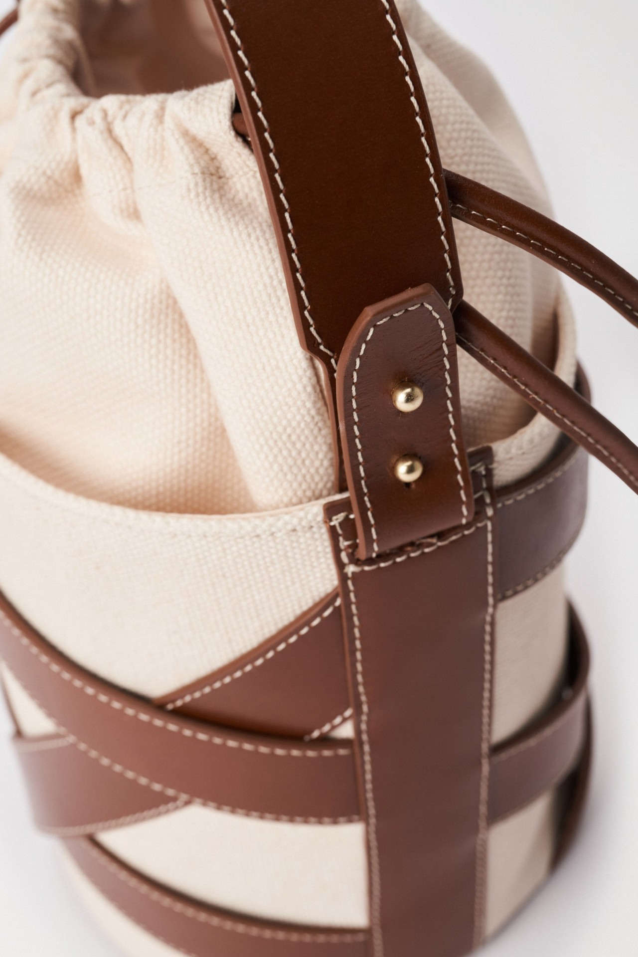 CARTEIRA COM DETALHES EM PELE