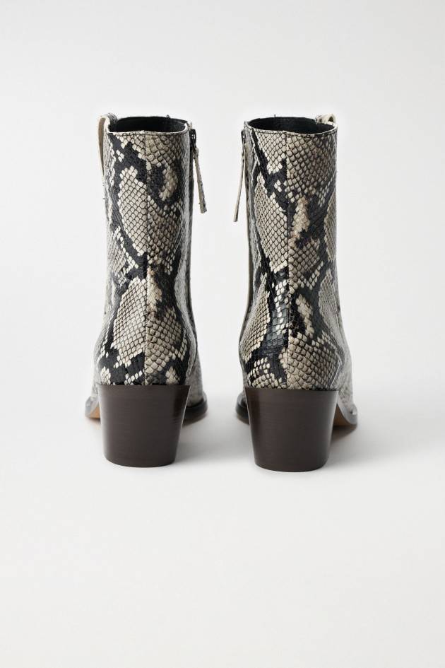 BOTIM EM PELE COM ESTAMPADO ANIMAL