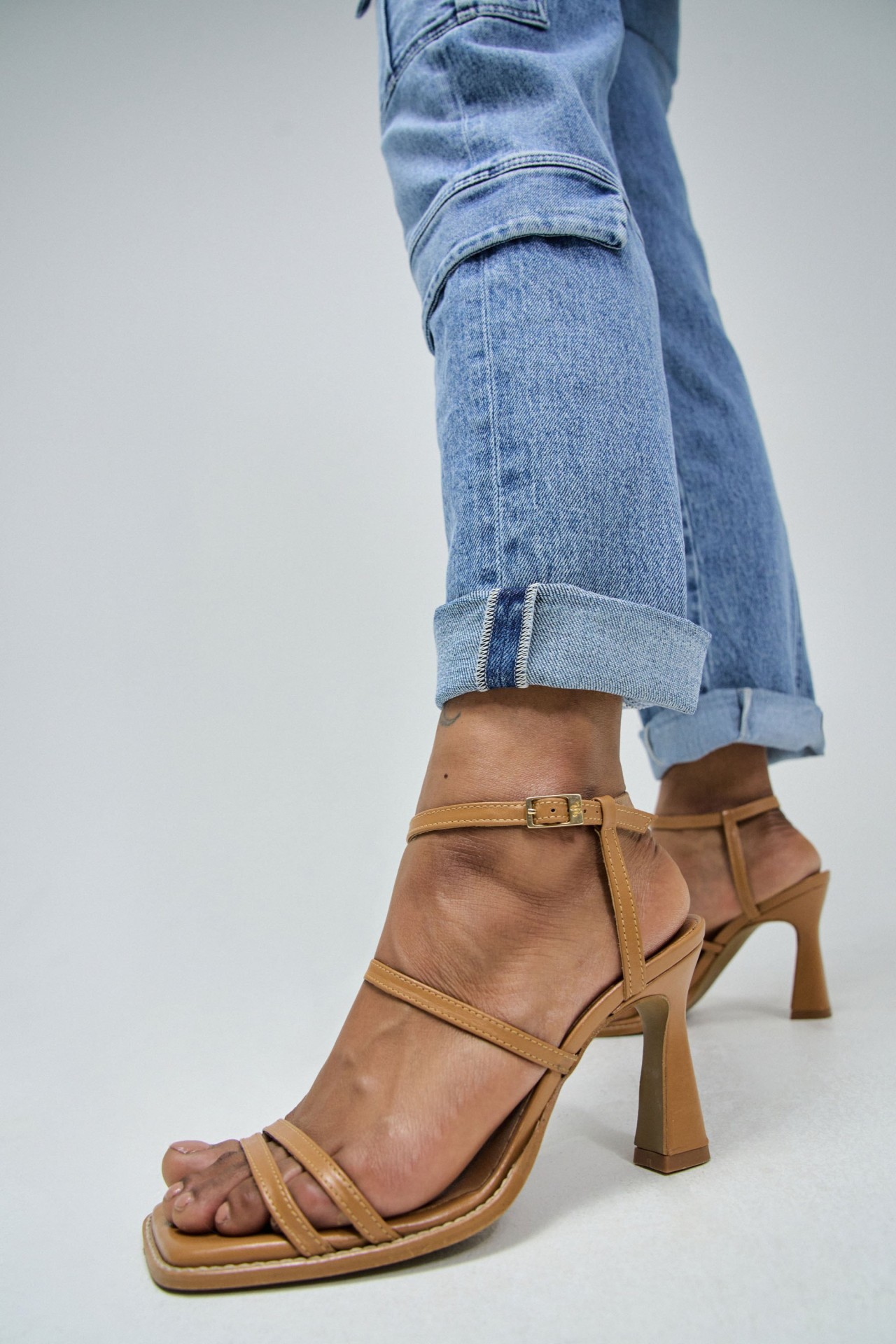 SANDÁLIA TIRAS SALTO ALTO