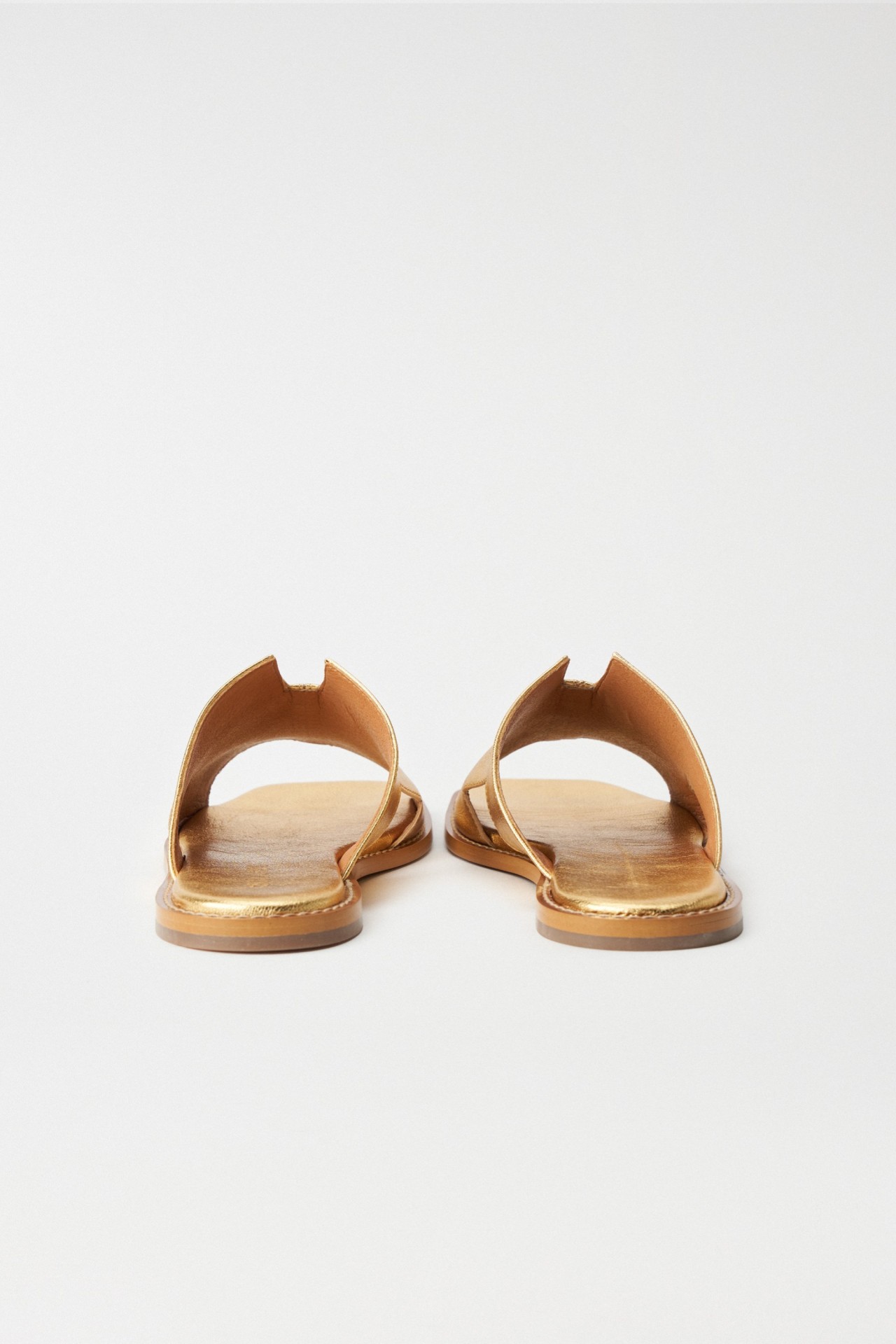 SANDLIAS RASAS EM PELE