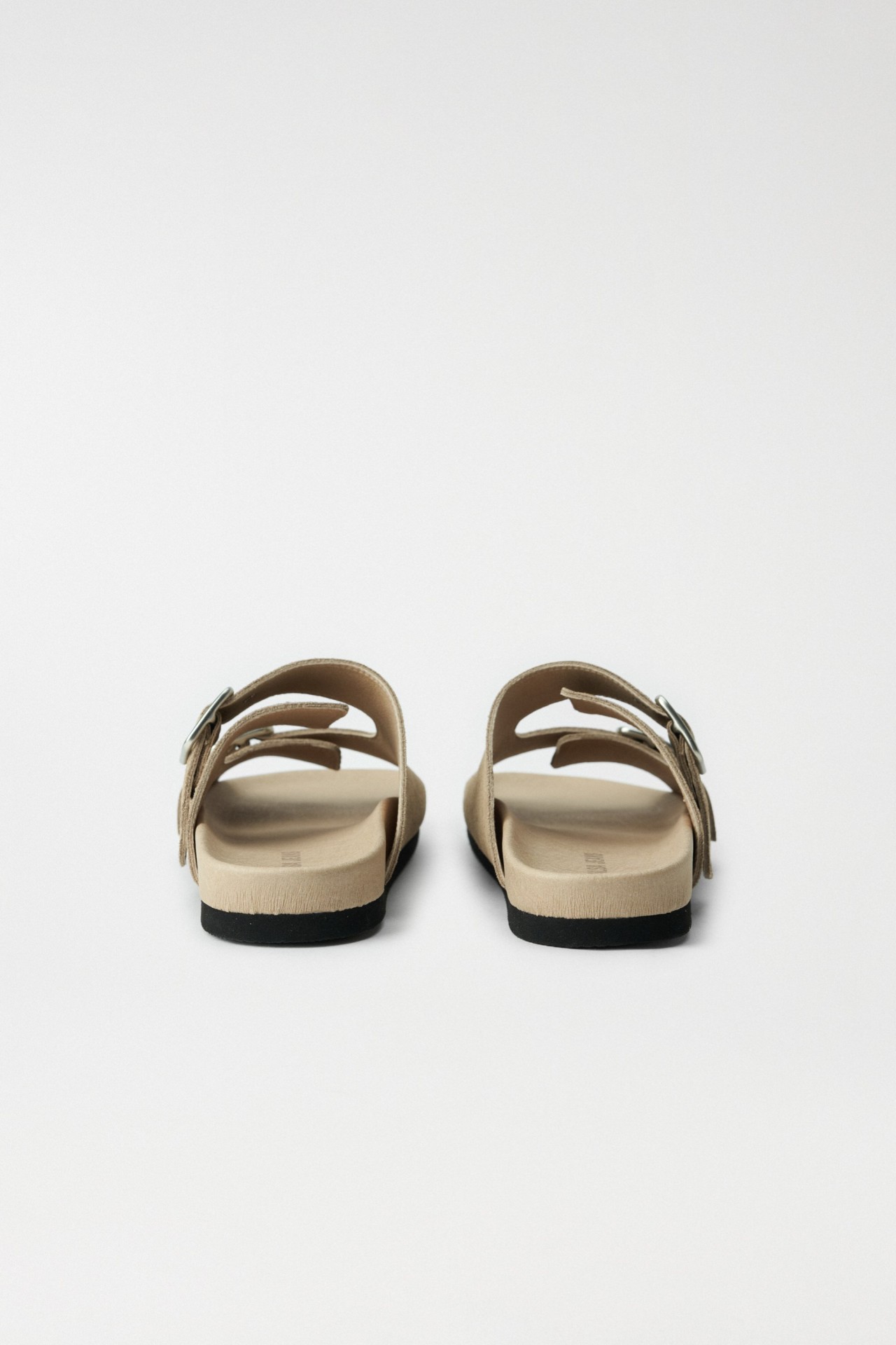 SANDLIAS RASAS EM PELE COM FIVELAS