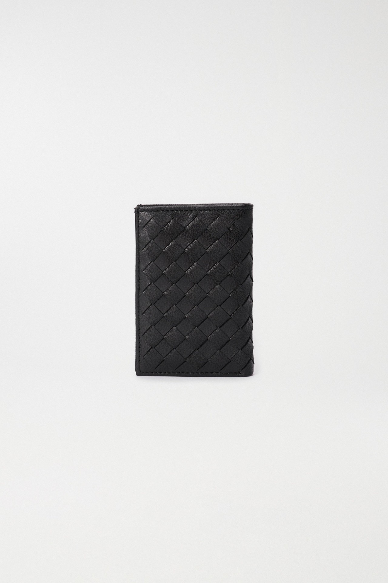 CARTEIRA EM PELE COM EFEITO ENTRANADO