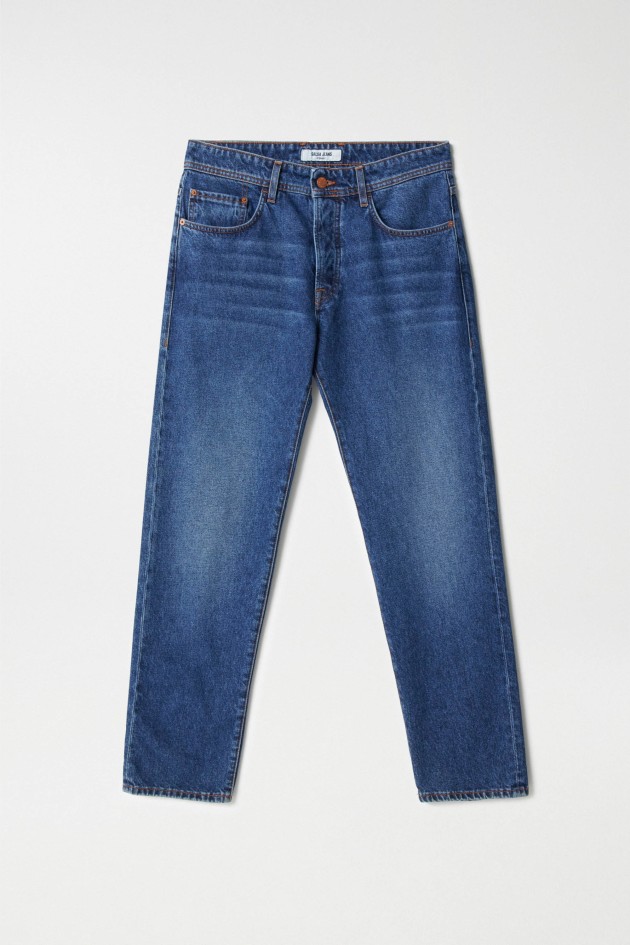 STRAIGHT LEG JEANS