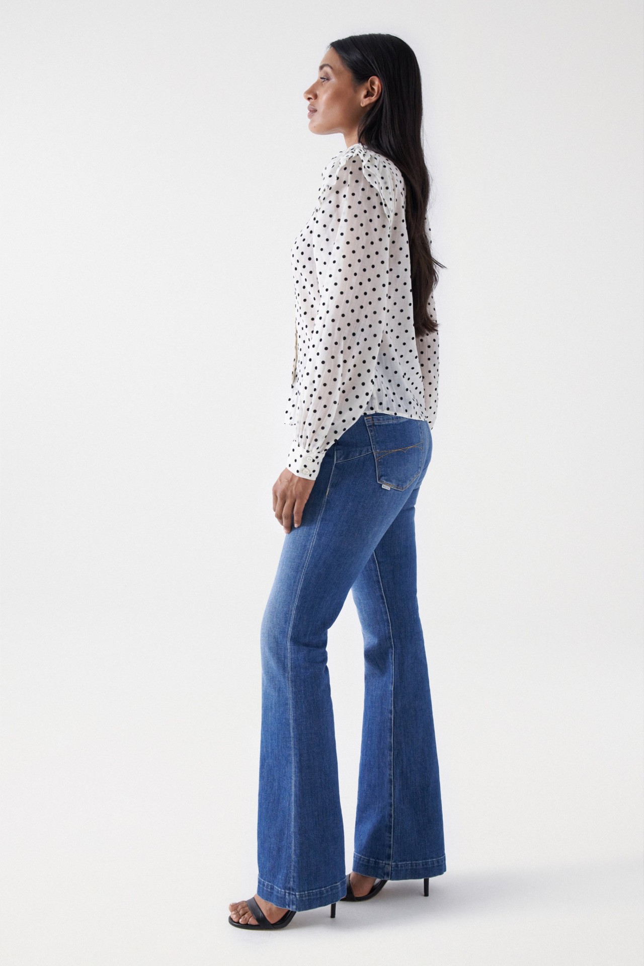 CAMISA COM BOLINHAS E FOLHOS