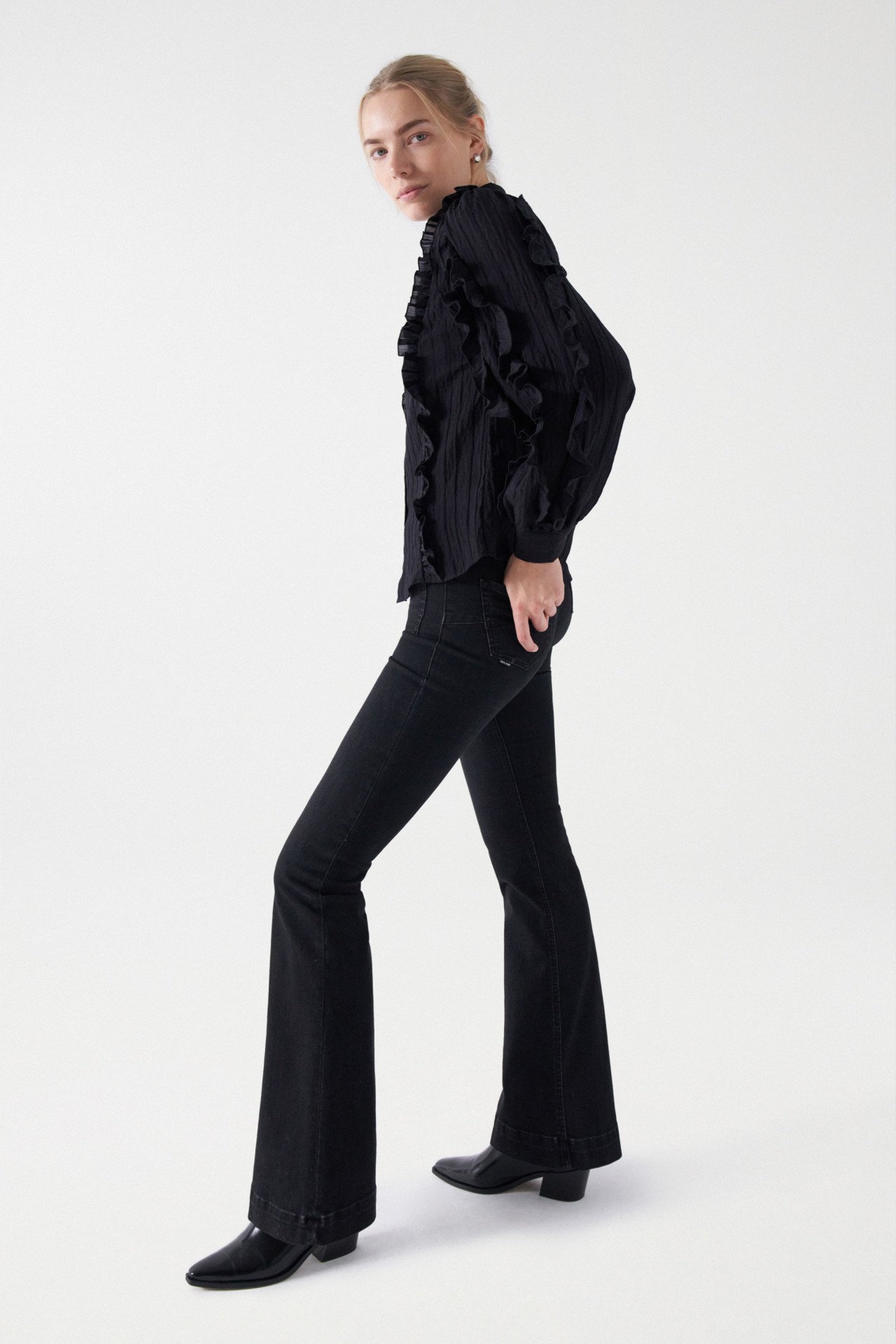 CAMISA CON MANGAS ABULLONADAS Y VOLANTES