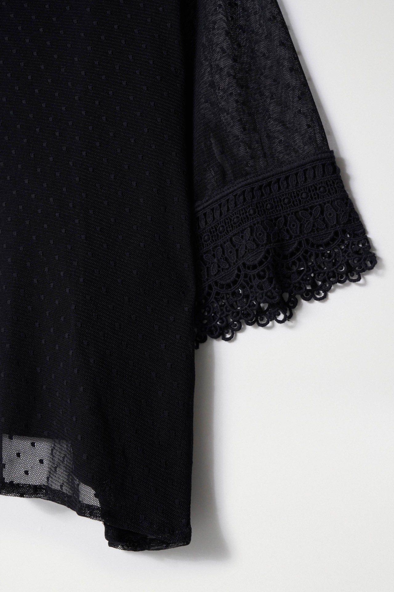 BLOUSE EN DENTELLE � POIS