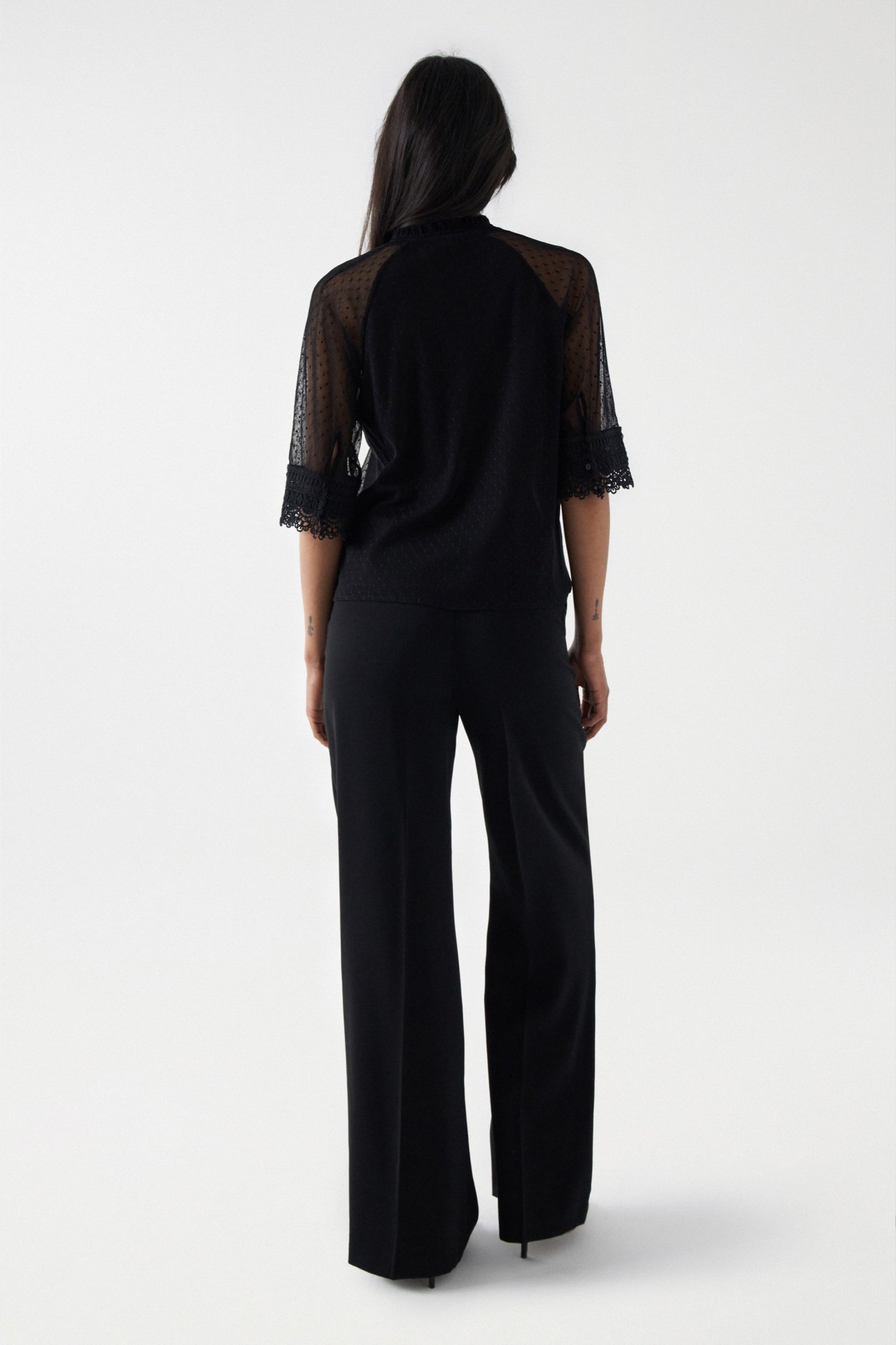 BLOUSE EN DENTELLE � POIS