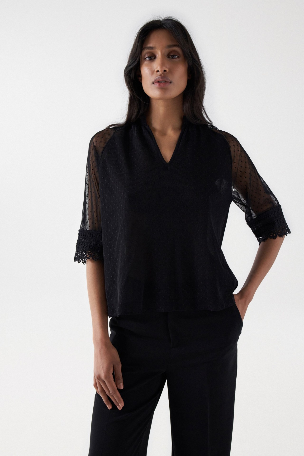 BLOUSE EN DENTELLE � POIS