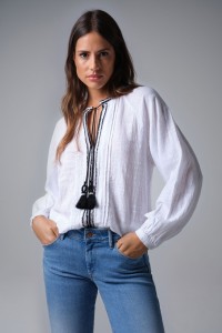 BLUSE MIT ZIERSTICKEREIEN