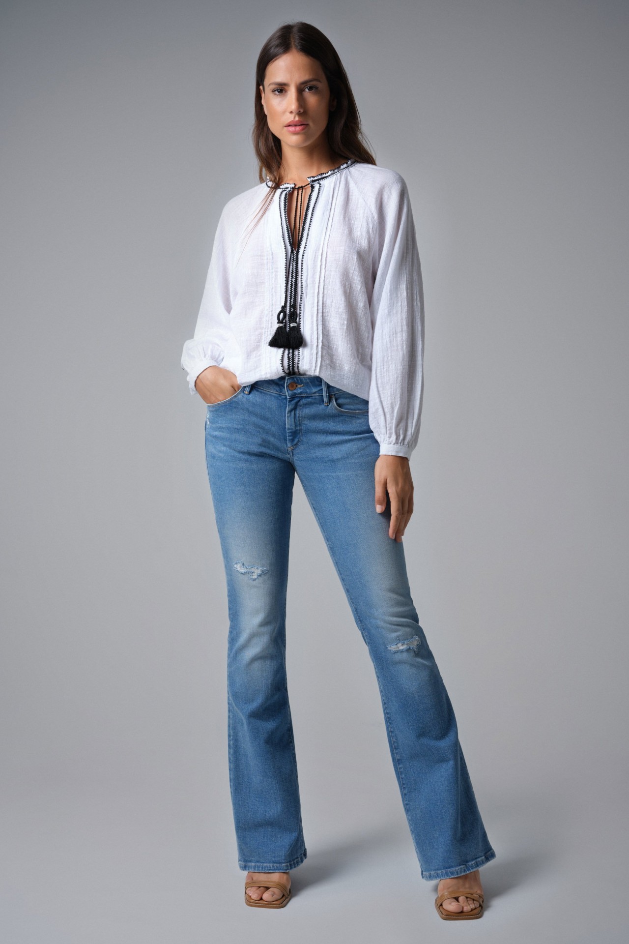 BLOUSE WITH EMBROIDERED DETAIL