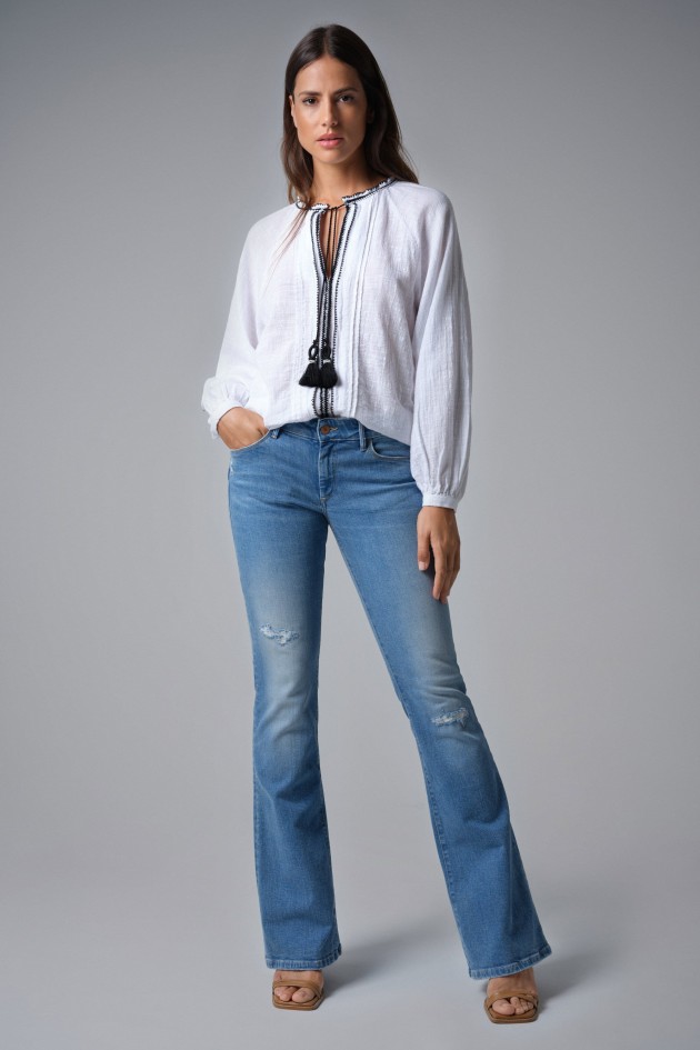 BLUSA COM DETALHE DE BORDADOS