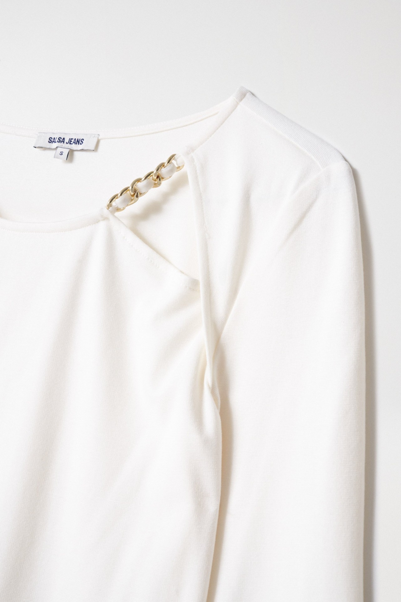 CAMISOLA COM DETALHE DE CORRENTE