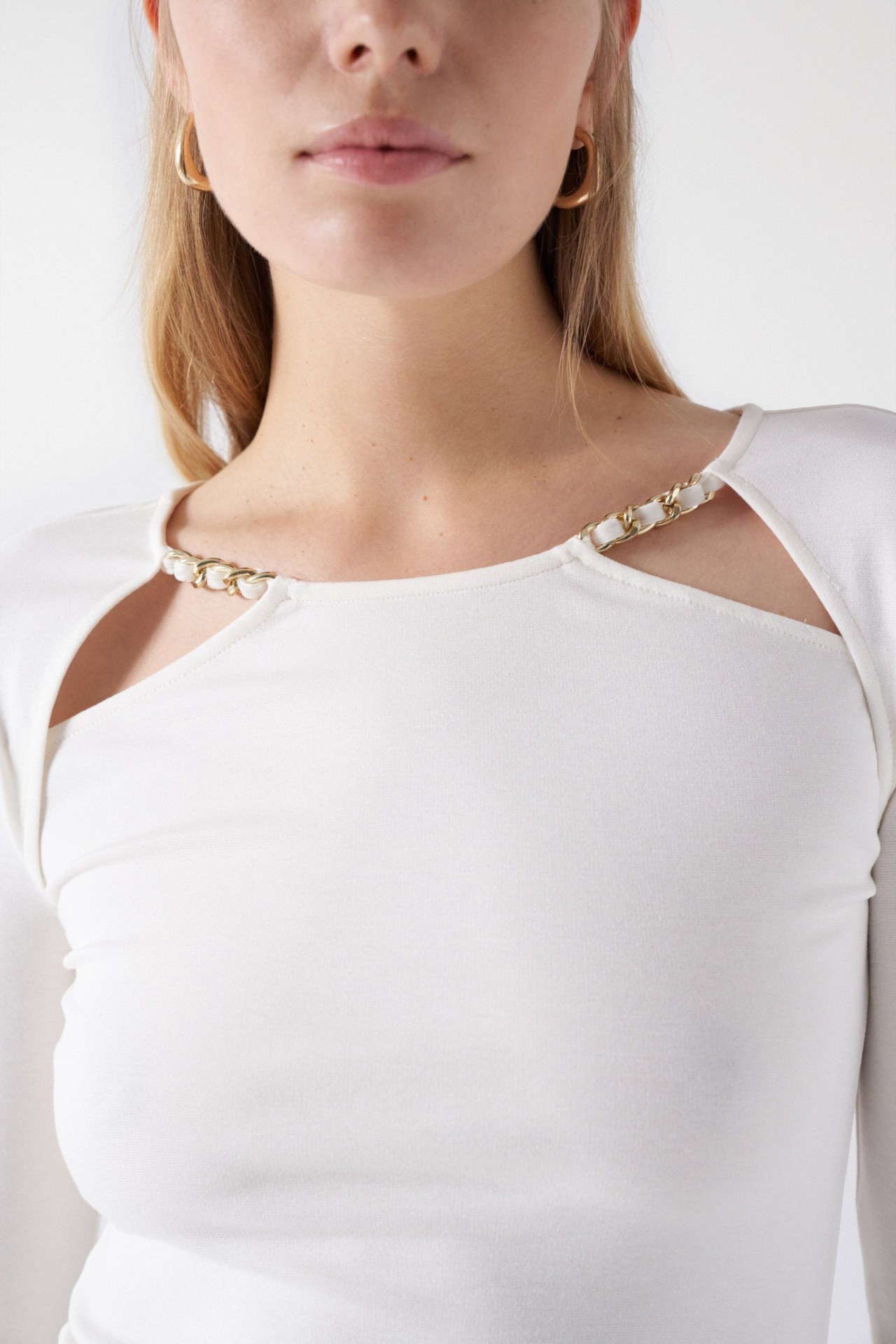 CAMISOLA COM DETALHE DE CORRENTE