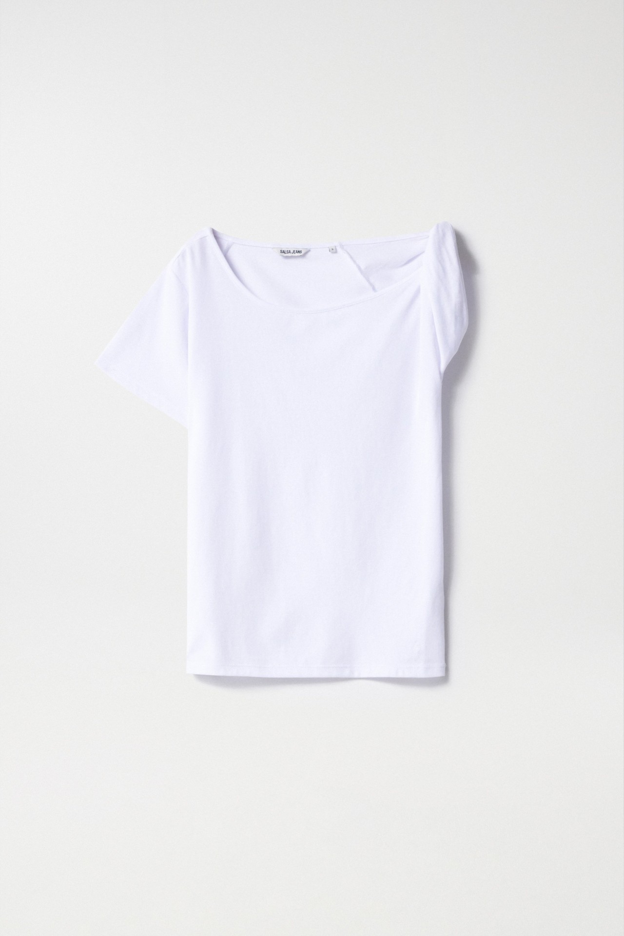 T-SHIRT COM DETALHE DE DOBRA NA MANGA