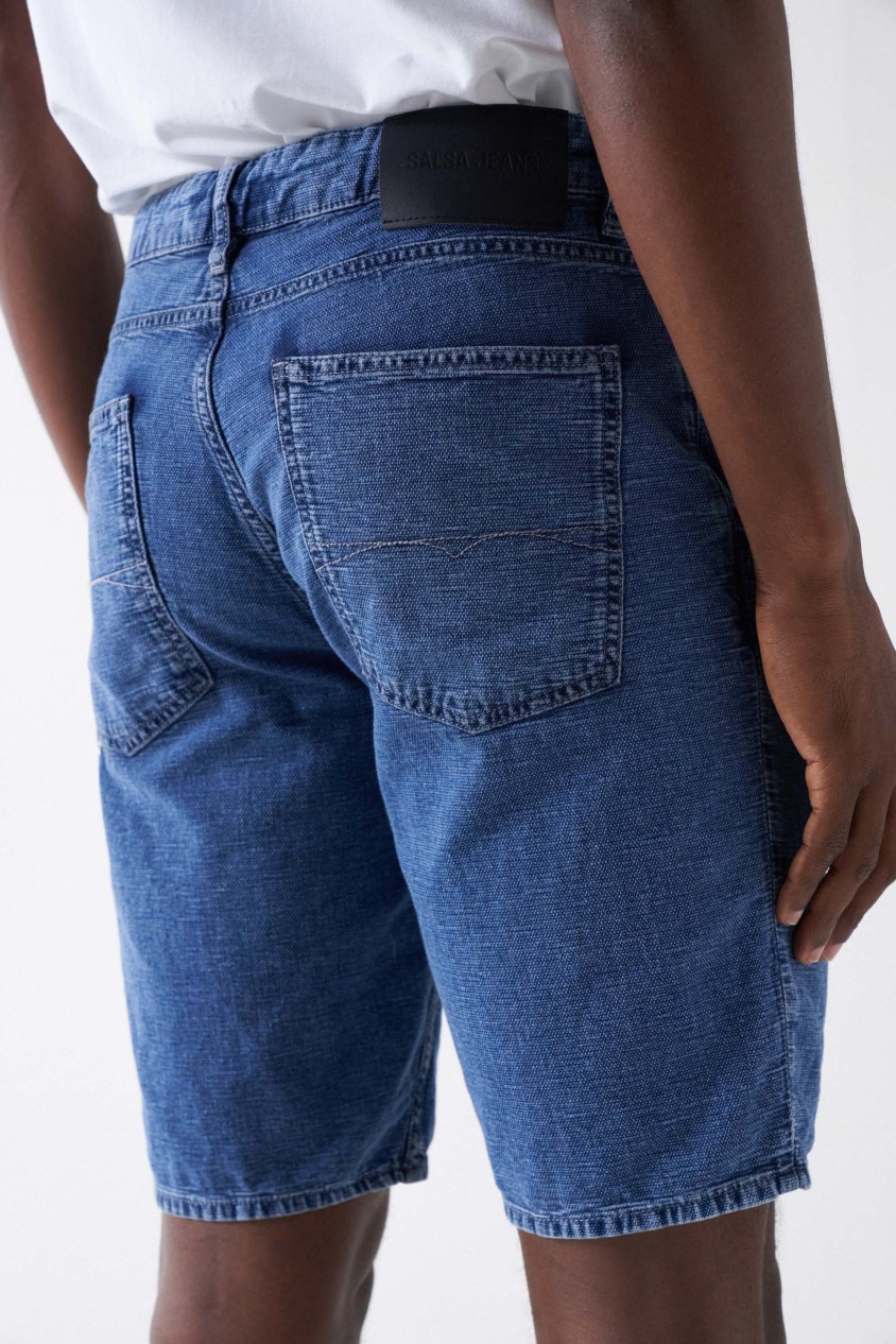 PANTALÓN CORTO CON TEXTURA Y MEZCLA DE LINO
