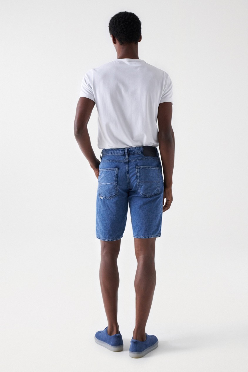 PANTALÓN CORTO CON TEXTURA Y MEZCLA DE LINO