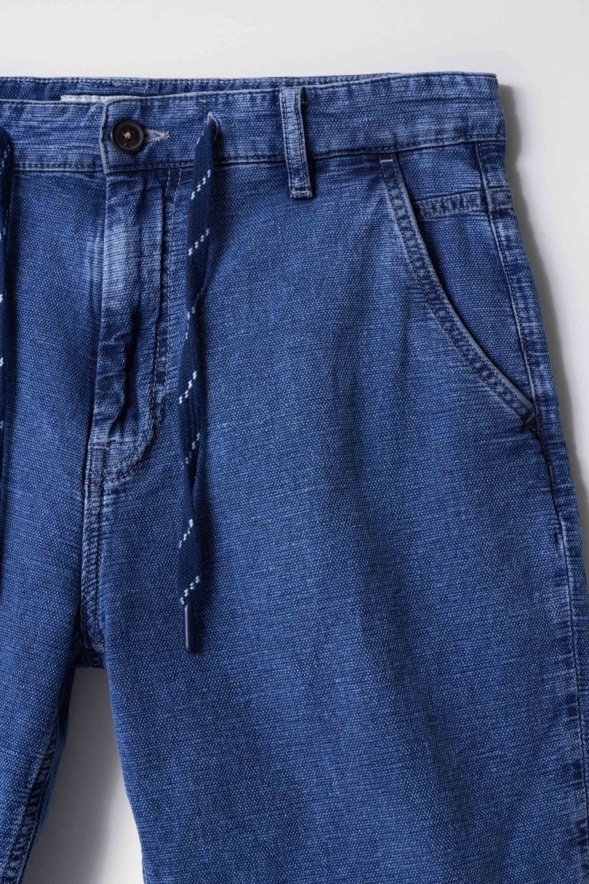 PANTALÓN CORTO CON TEXTURA Y MEZCLA DE LINO