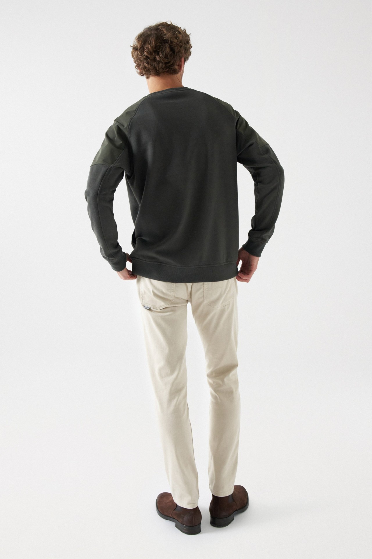 SWEATSHIRT COM DETALHES EM TECIDO TCNICO