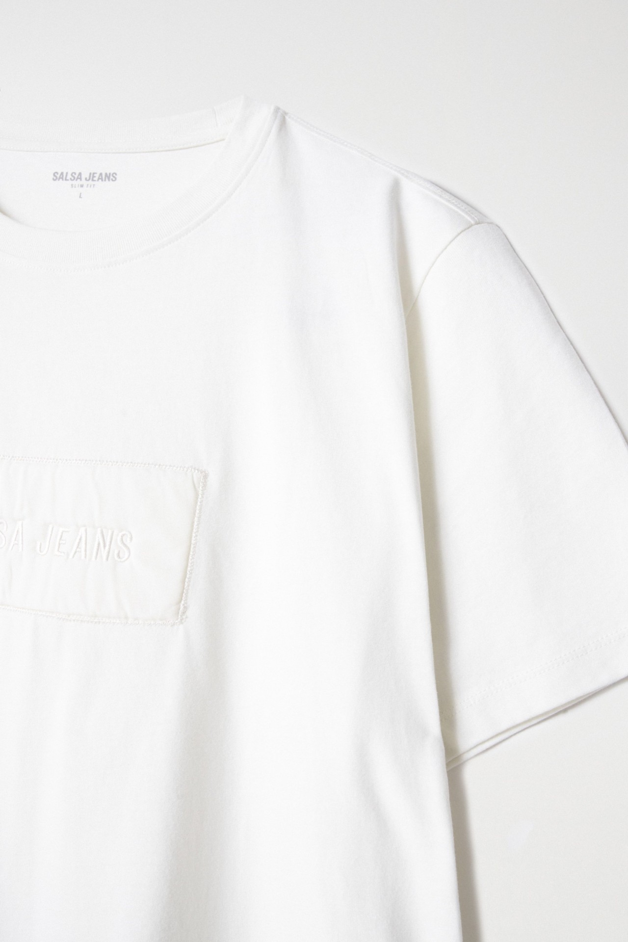 T-SHIRT COM BRANDING COM RELEVO