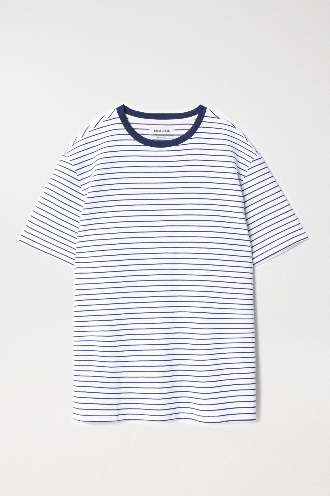 T-SHIRT TEXTURADA COM RISCAS