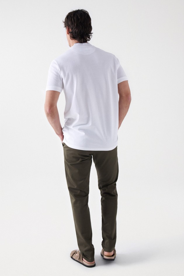 PÓLO COM CONTRASTE DE COR NA GOLA