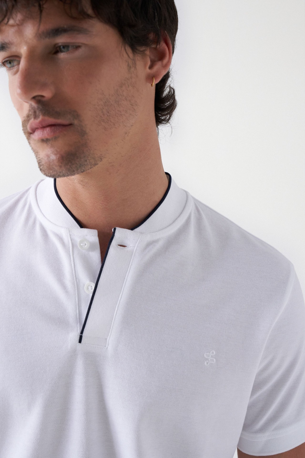 PLO COM CONTRASTE DE COR NA GOLA