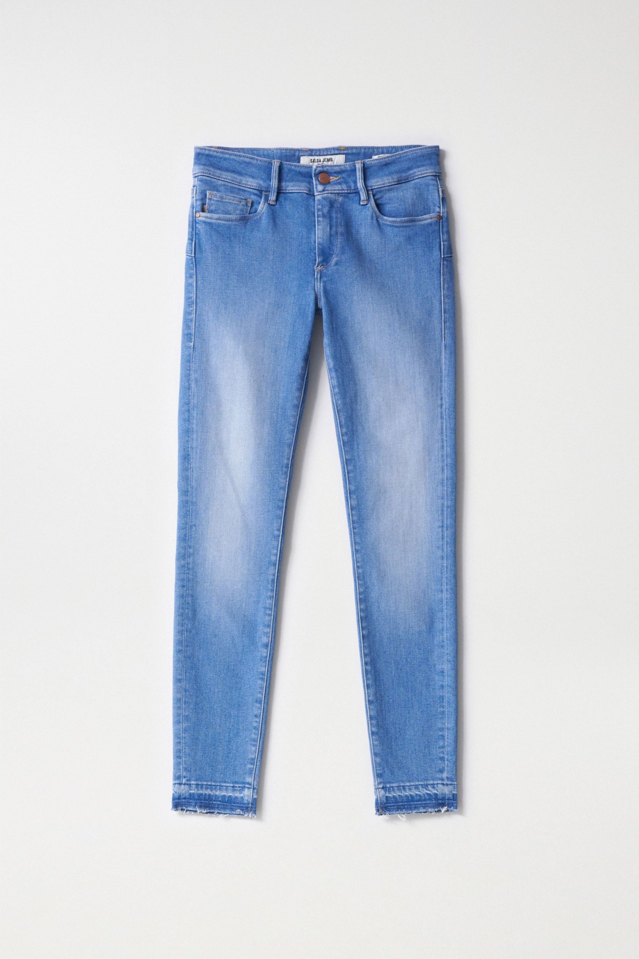 VAQUEROS WONDER PUSH UP CROPPED SKINNY CON DETALLES EN EL BAJO
