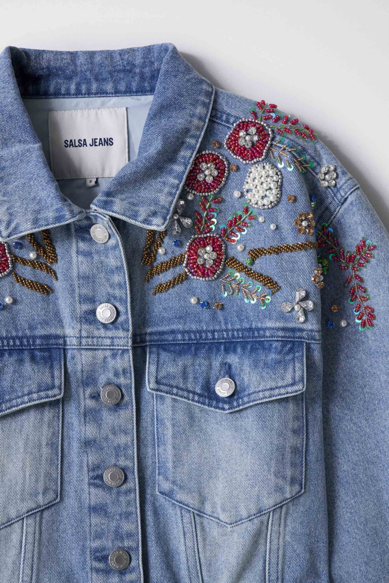 VESTE EN JEAN AVEC BRODERIES