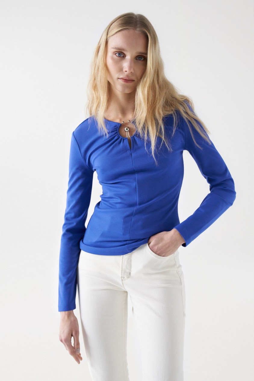 PULL EN MAILLE AVEC PENDELOQUE M�TALLIQUE