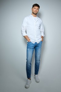 SLIM FIT WITH SLIGHT RIPS JEANS
