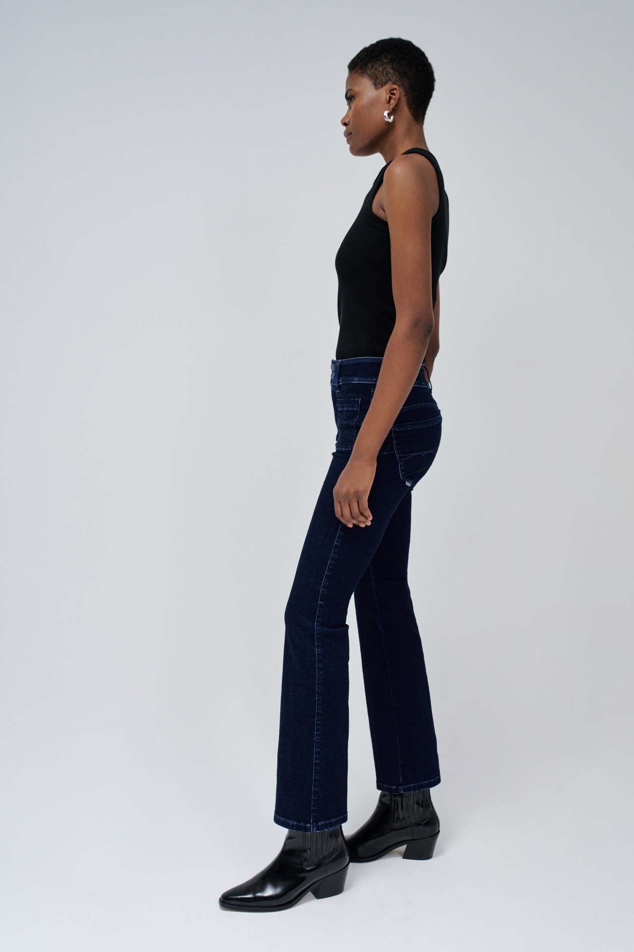 SECRET PUSH IN BOOTCUT JEANS