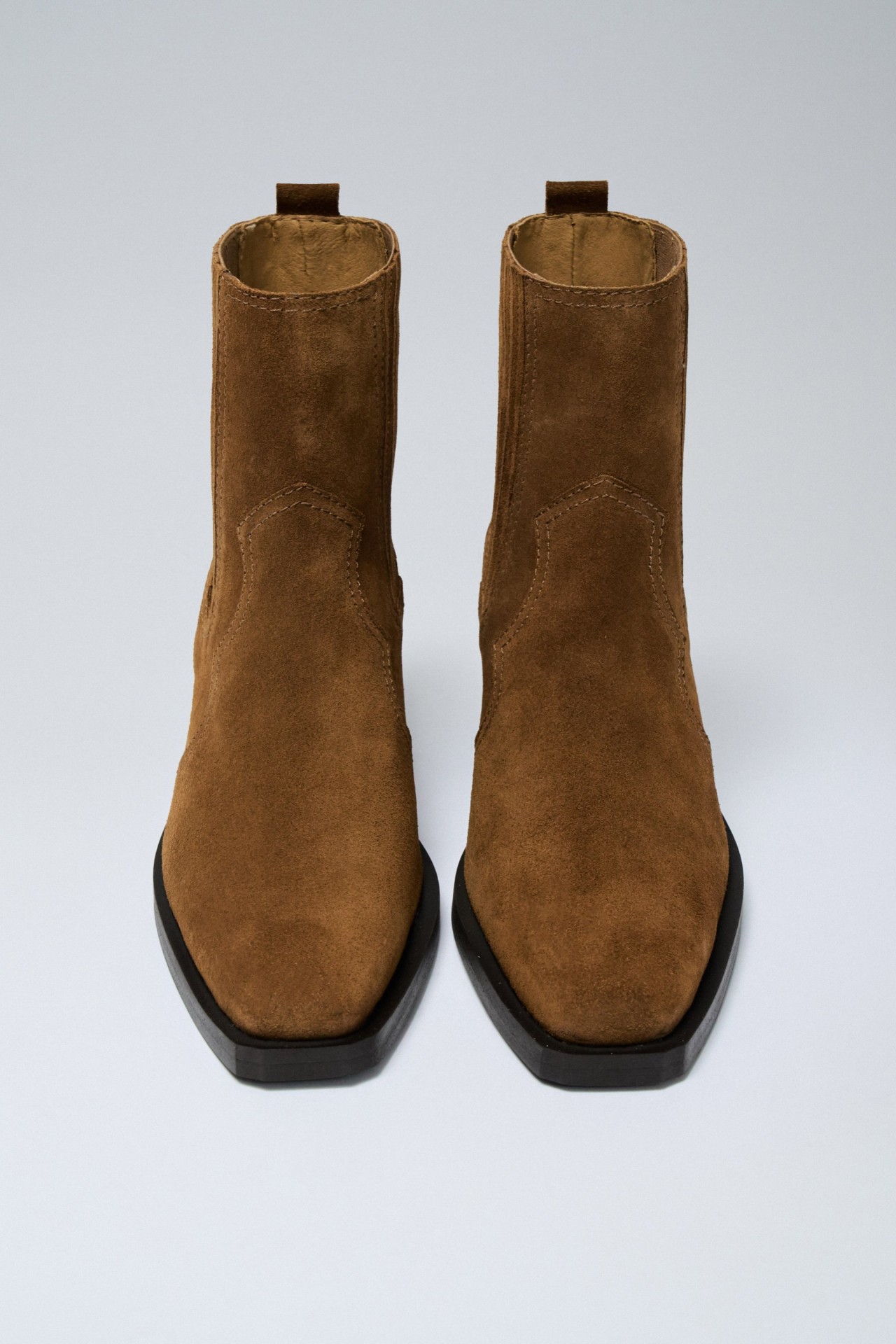 BOTAS EM PELE ESTILO COWBOY