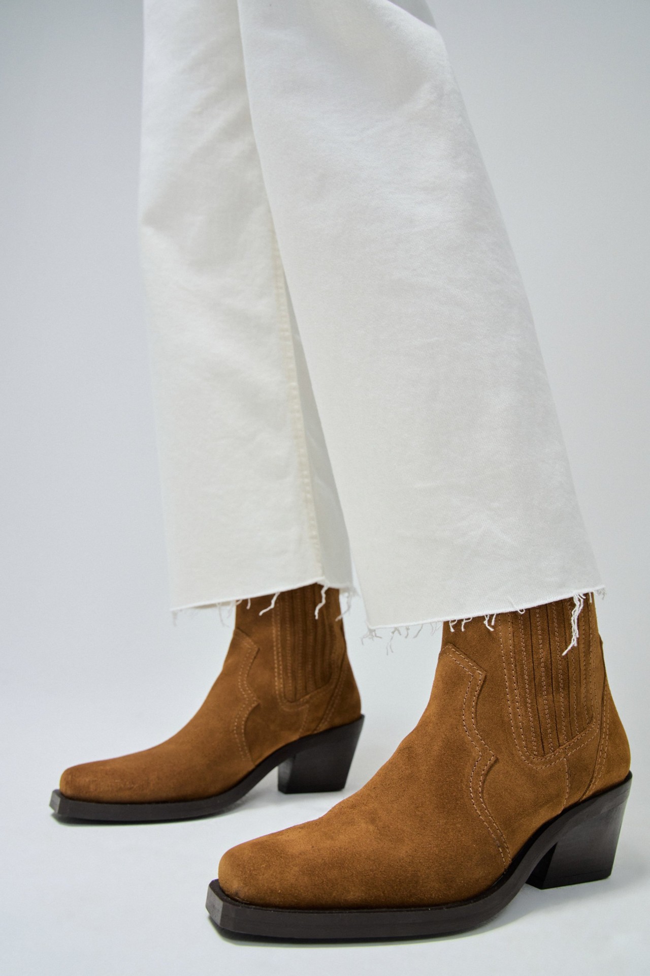 BOTAS EM PELE ESTILO COWBOY