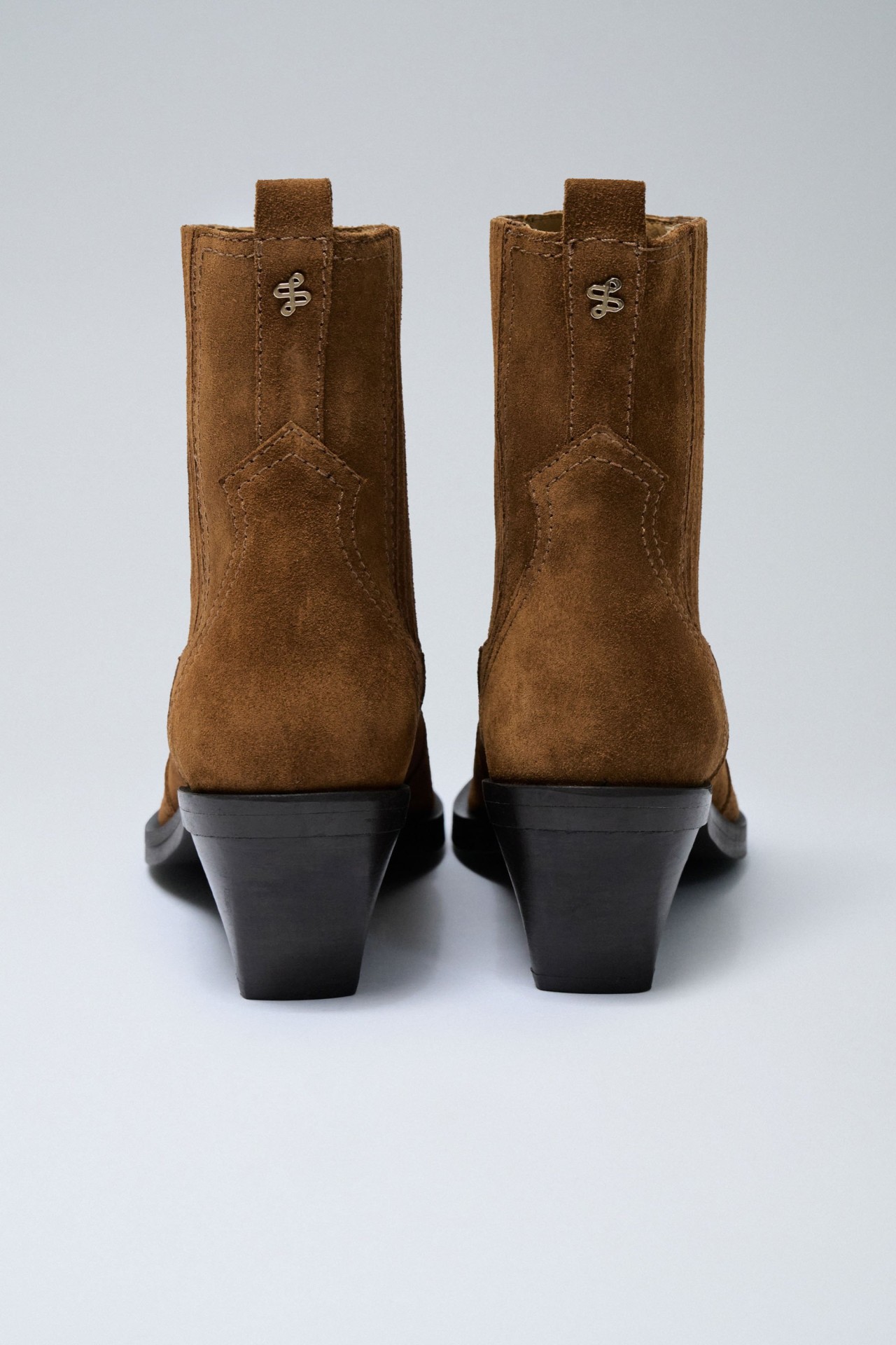 BOTAS EM PELE ESTILO COWBOY