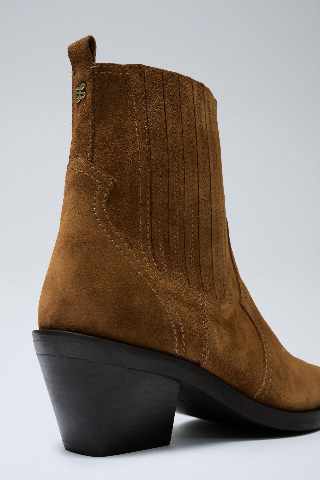 BOTAS EM PELE ESTILO COWBOY