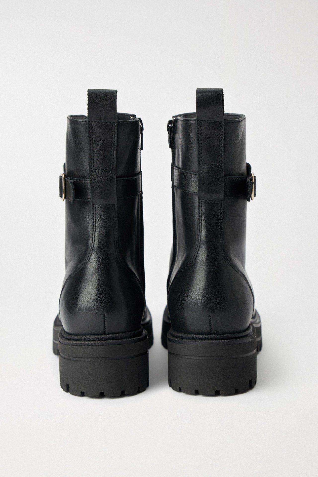 BOTAS DE CUERO CON CORDONES Y CADENA