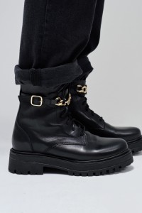 LEATHER BOOTS WITH LACES AND CHAIN