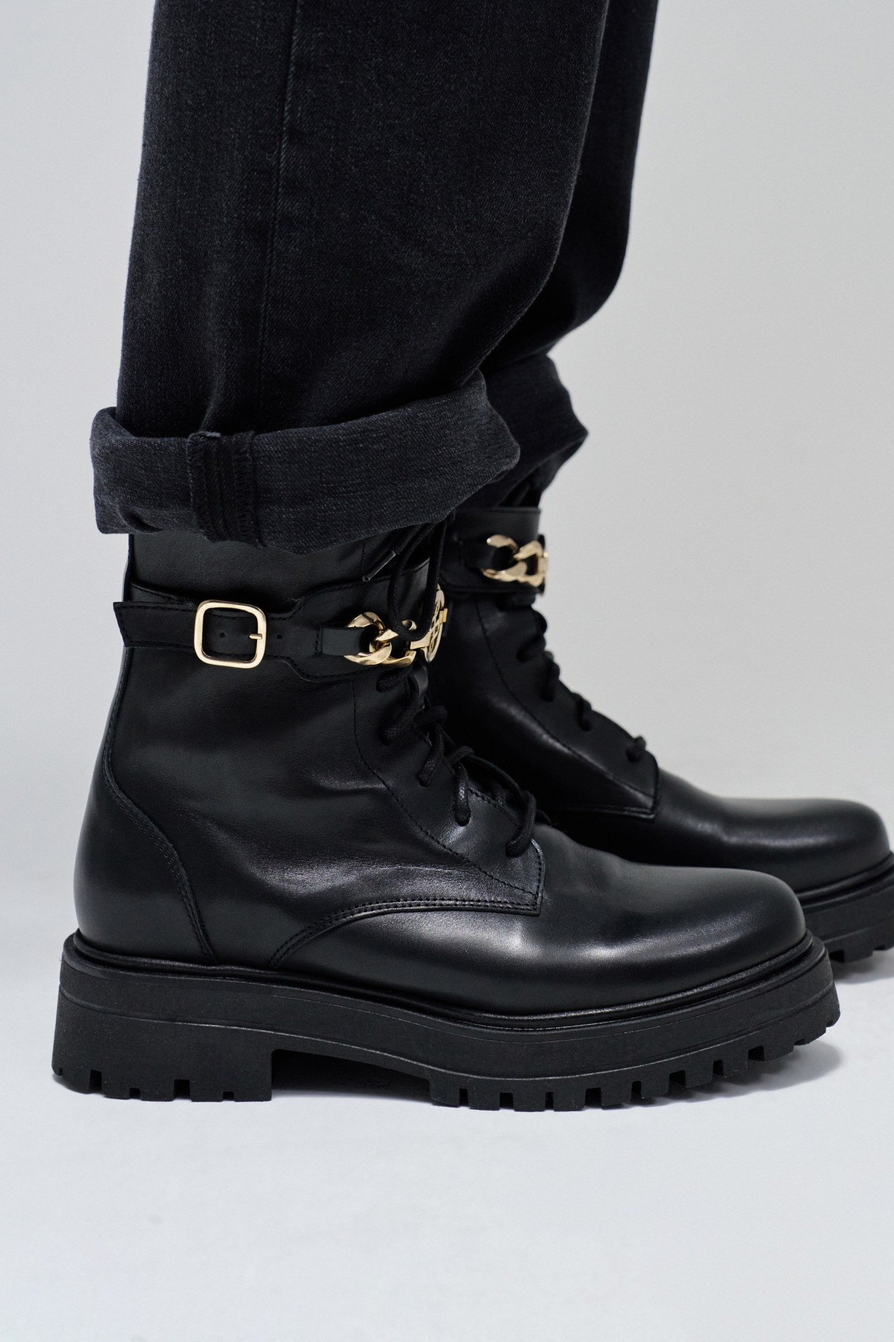 BOTAS DE CUERO CON CORDONES Y CADENA