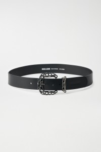 CINTUR�N DE CUERO CON HEBILLA MET�LICA