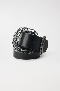 CINTUR�N DE CUERO CON HEBILLA MET�LICA